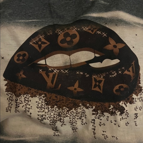 Tops - Graphic Lip Print Tee with Brown & Black Designer Motif